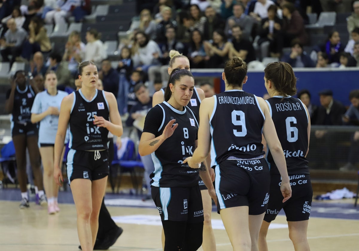 Lara González choca la mano con María Eraunzetamurgil, durante un partido en el Gasca.