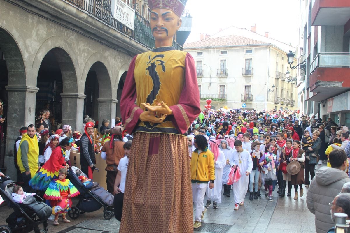 El carnaval tiñe de colores el desfile infantil