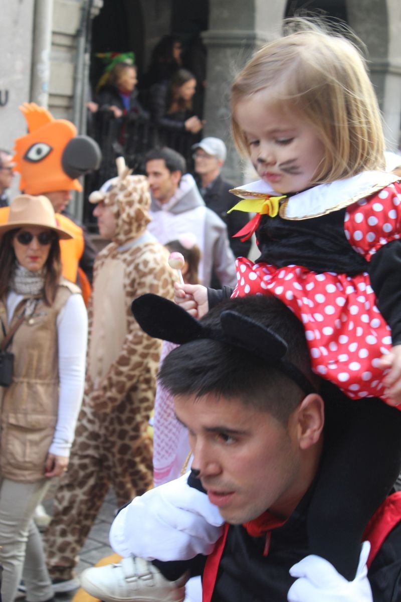 El carnaval tiñe de colores el desfile infantil