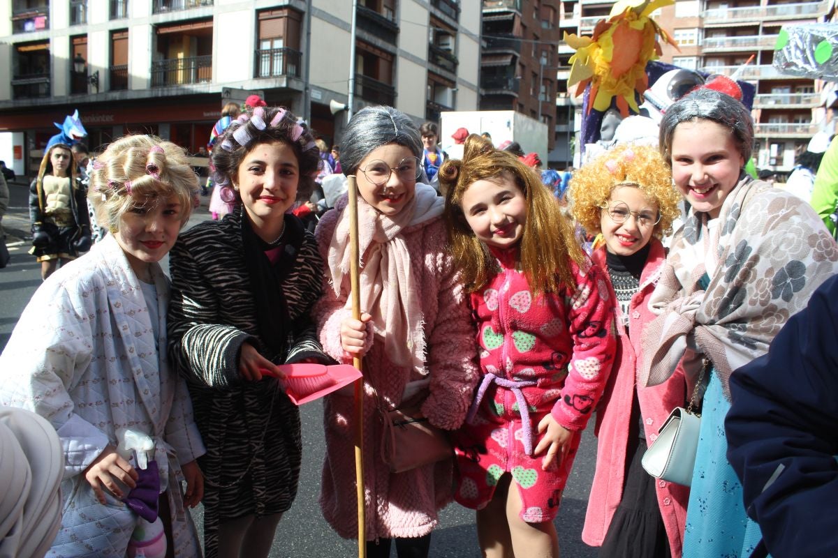 El carnaval tiñe de colores el desfile infantil