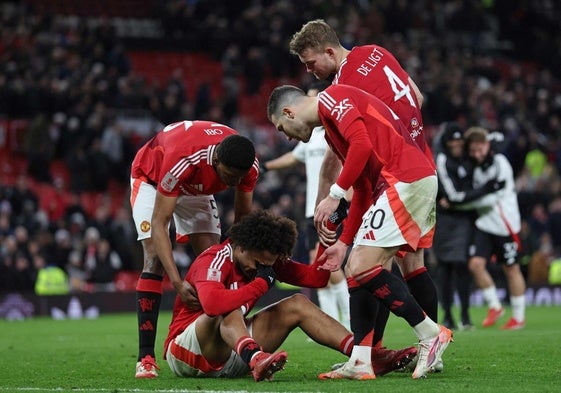 Obi, Dalot y De Ligt tratan de levantan a Zirkzee tras fallar el penalti decisivo en la eliminación del United de la FA Cup.