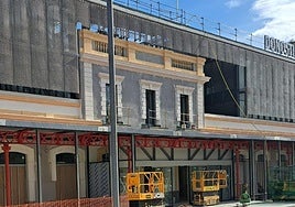 Las dos barandillas que coronan el acceso a la nueva estación del Norte por el paseo de Francia están colocadas al revés por «criterios estéticos», según explican desde ETS, organismo responsable de la obra. Se ubican en una zona de acceso exclusivo para personal técnico autorizado y mantienen «coherencia arquitectónica» con las de Tabakalera.