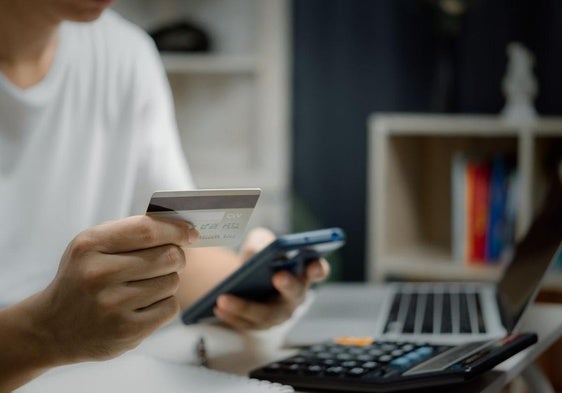Una transferencia millonaria por error: El banco le ingresa 81.000 millones de dólares en lugar de 280