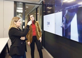 La diputada de Promoción Económica y Proyectos Estratégicos, Ane Insausti, y la directora general de ZIUR, María Penilla, en la sede del Centro de Ciberseguridad Industrial de Gipuzkoa.