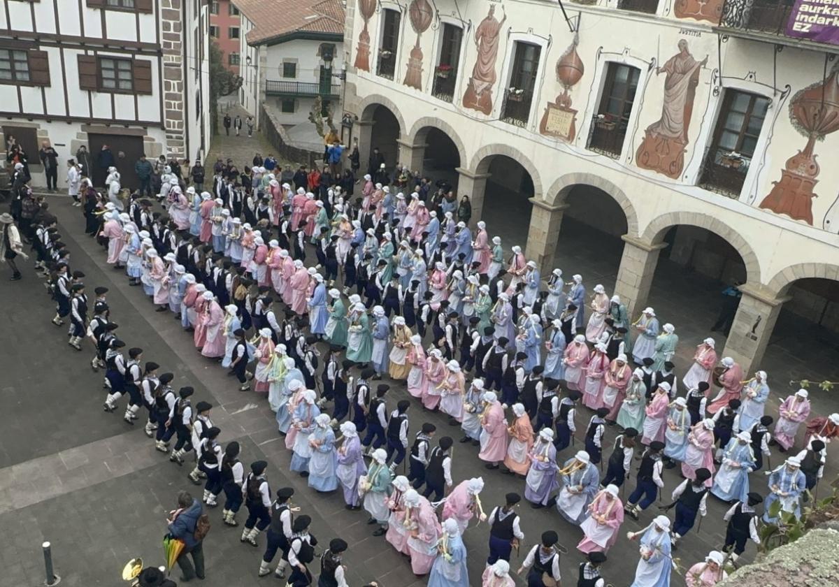 Participación. Hasta 116 parejas de inude eta artzainak salieron en Bera acompañados por una comitiva y la Banda.