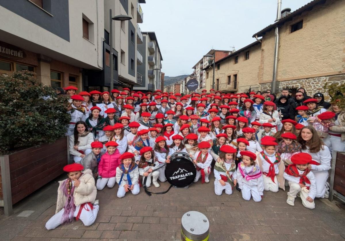 Gran comparsa de carnaval conducida por Sustraiak instantes antes de comenzar su recorrido en Laubide.