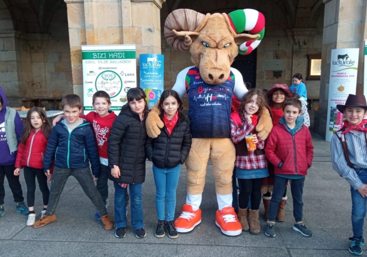 Los niños fueron los primeros en querer posar para la foto con la nueva mascota.