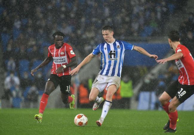 2021. Real 3 - PSV Eindhoven 0. Turrientes juega el balón ante la presencia del exrealista Bruma, a la izquierda, y el central Boscagli. La rotunda victoria significó el pase a la ronda de dieciseisavos de la Europa League.