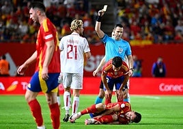 Ivan Kruzliak muestra la amarilla al centrocampista danés Morten Hjulmand tras una entrada a Mikel Oyarzabal en un partido celebrado en Murcia el pasado 12 de octubre