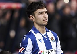 Martin Zubimendi tuerce el gesto durante el partido contra el Barcelona