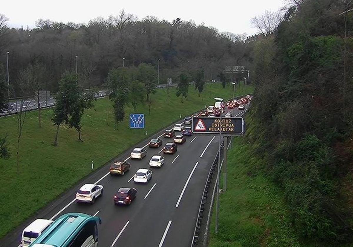 Vista de la retención por el accidente en la GI-20.