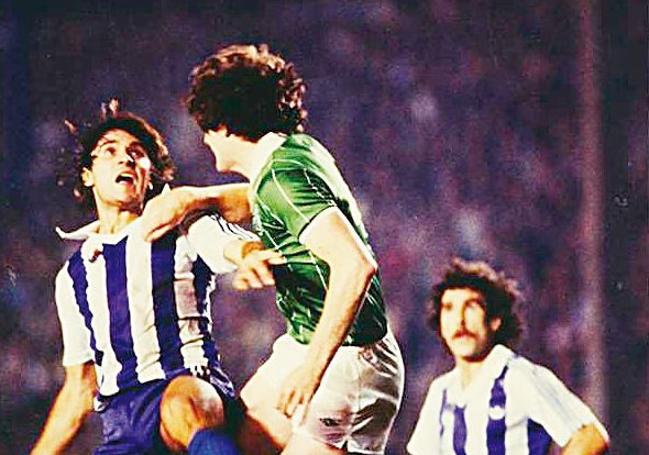 1982. Real 2 - Celtic Glasgow 0. Uralde disputa un balón aéreo con un rival ante la mirada de Zamora. El delantero vitoriano fue el gran protagonista de la eliminatoria al marcar tanto en Atocha como en Celtic Park.