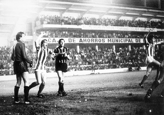 1979. Real 2 - Inter 0. Idigoras y Diego celebran el segundo gol de la Real, que fue marcado por Satrústegui, ante la desesperación del meta italiano Bordon. El Inter fue el primer campeón de Europa en caer en Donostia.