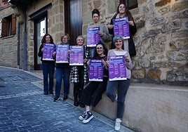 Las concejalas Eneriz Arruti y Mireia Kuesta junto con representantes del movimiento feminista de Lezo en la presentación de los actos organizados.