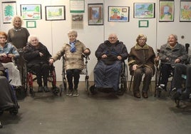 Los mayores de la residencia posan junto a su profesora de pintura, Gemma Monreal, durante la apertura de la exposición en Aita Agirre.