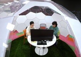 Dos trabajadores de Multiverse Computing, en la sede de la empresa del Parque tecnológico de Miramon.