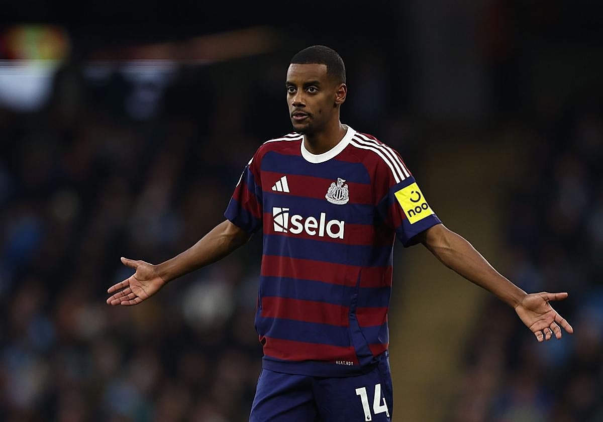 Alexander Isak se muestra sorprendido en un partido esta temporada.