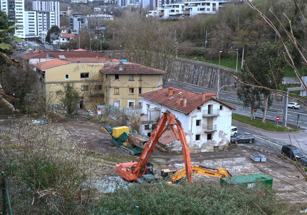 Arrancan los últimos derribos en el Infierno para la construcción del nuevo barrio de Donostia