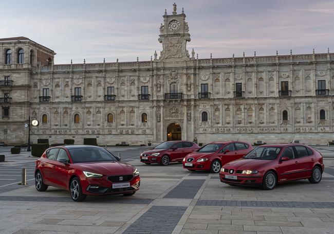 La gama Seat Leónn al completo con sus 4 generaciones, posando en la ciudad de León.
