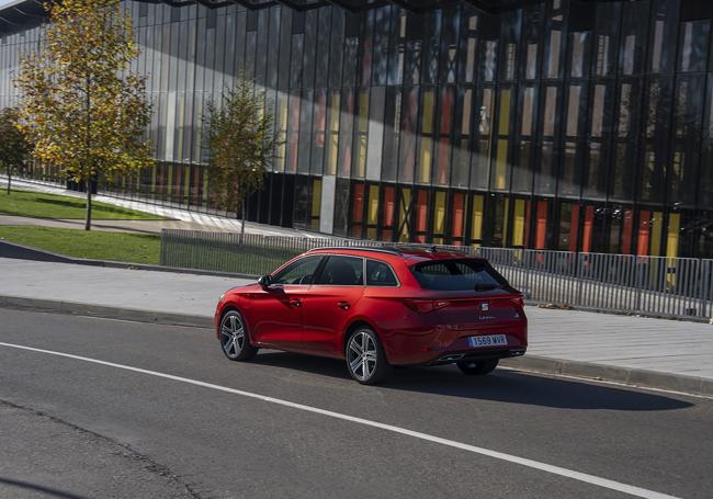 Incorpora dos motores, uno eléctrico de 115 y otro térmico de 150 CV.