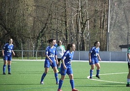 Las chicas jugando en el campo de fútbol de Karla Lekuona.