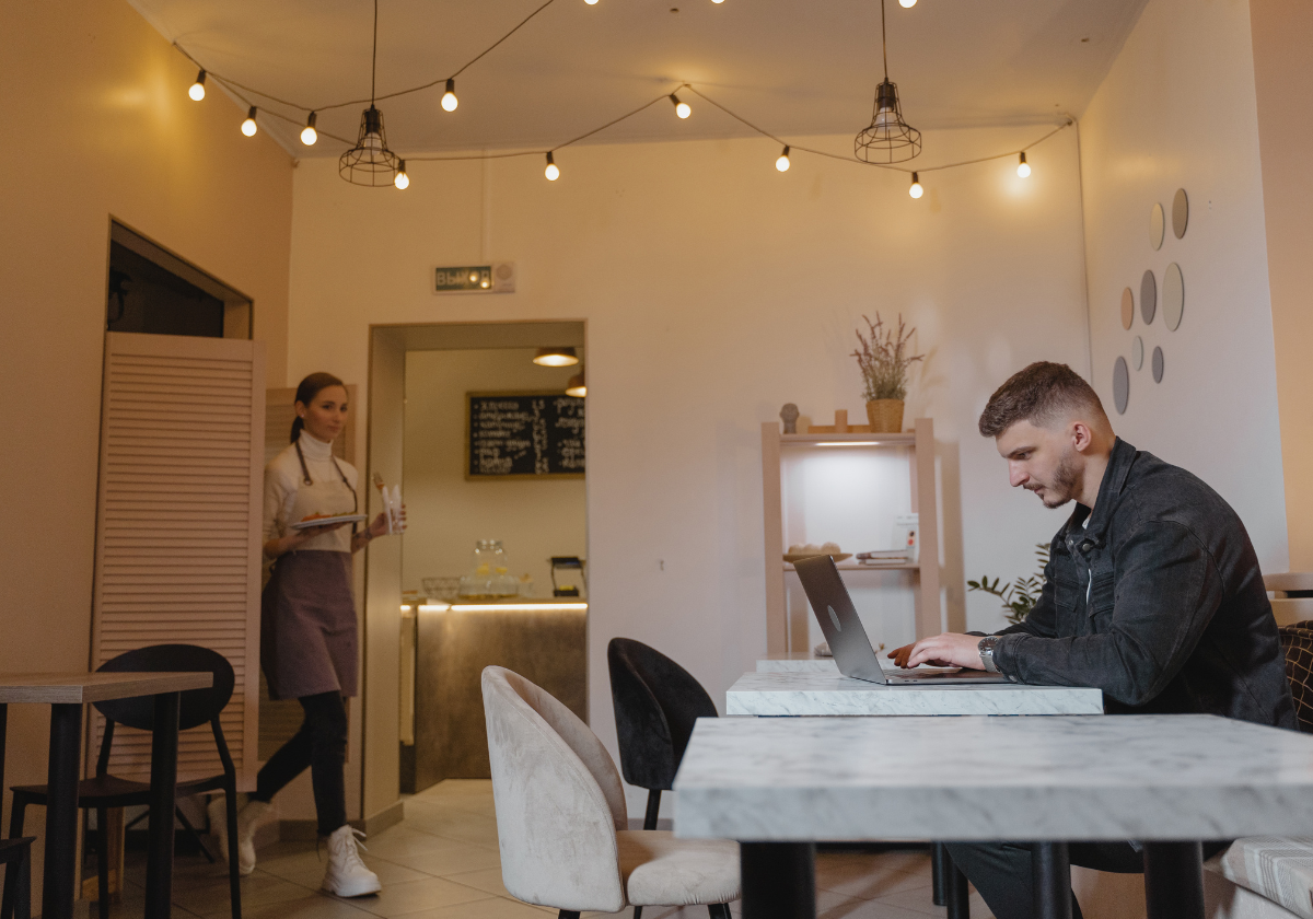 Polémica en un bar: cobran a una clienta por usar enchufe y wifi tras pasar horas con un solo café
