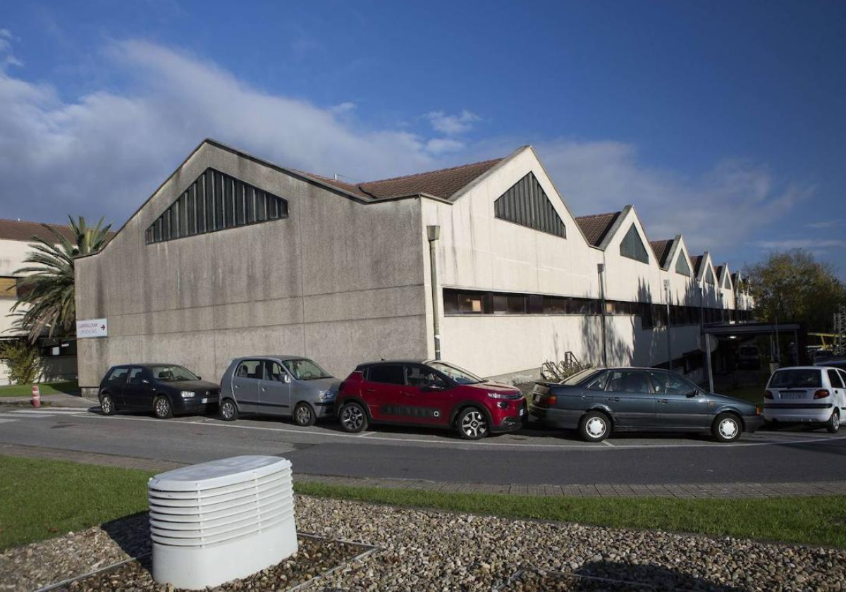 Obras en el Hospital Bidasoa: reducción de aparcamiento y recomendación de usar transporte público