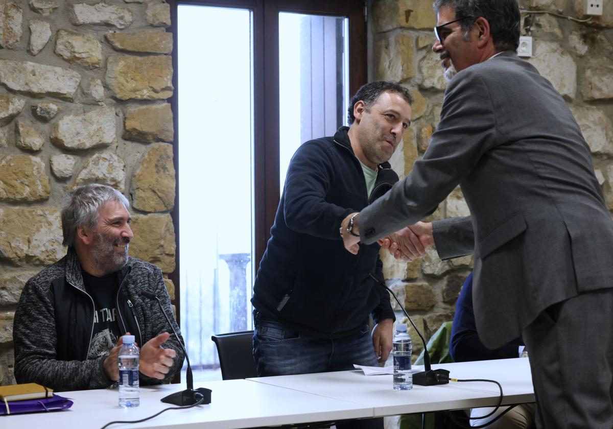 La Comisión Gestora, provisional hasta las elecciones municipales de 2027, de la Entidad Local Menor de Igeldo se constituyó ayer de manera oficial en el edificio Itsas Aurre. Al acto acudieron el alcalde Eneko Goia, la diputada general de Gipuzkoa Eider Mendoza y los representantes de la comisión compuesta por 4 representantes de EH Bildu y uno del PNV.