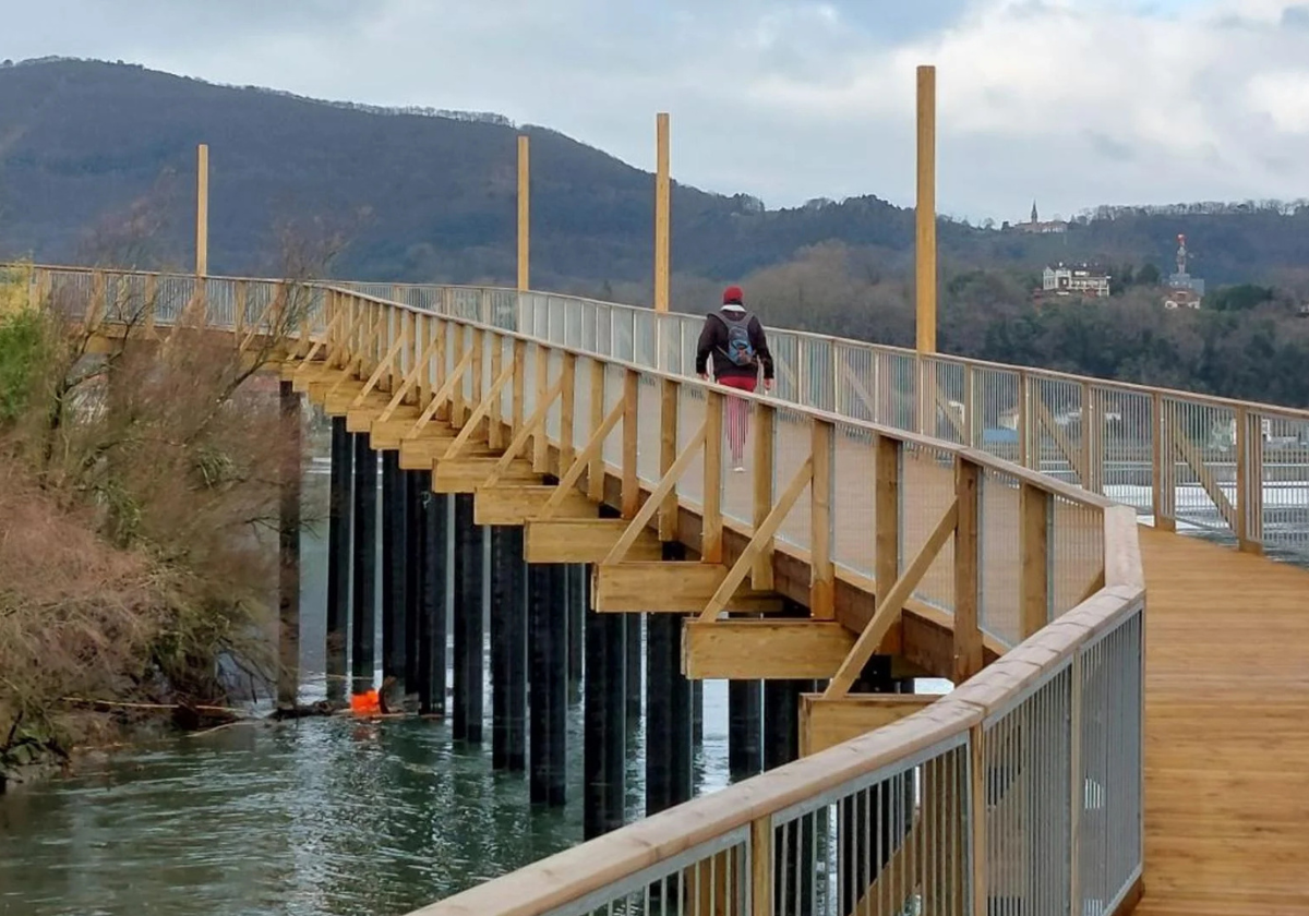 Un vecino de Irun sobre la nueva pasarela en el Bidasoa: «Esto reducirá su durabilidad»
