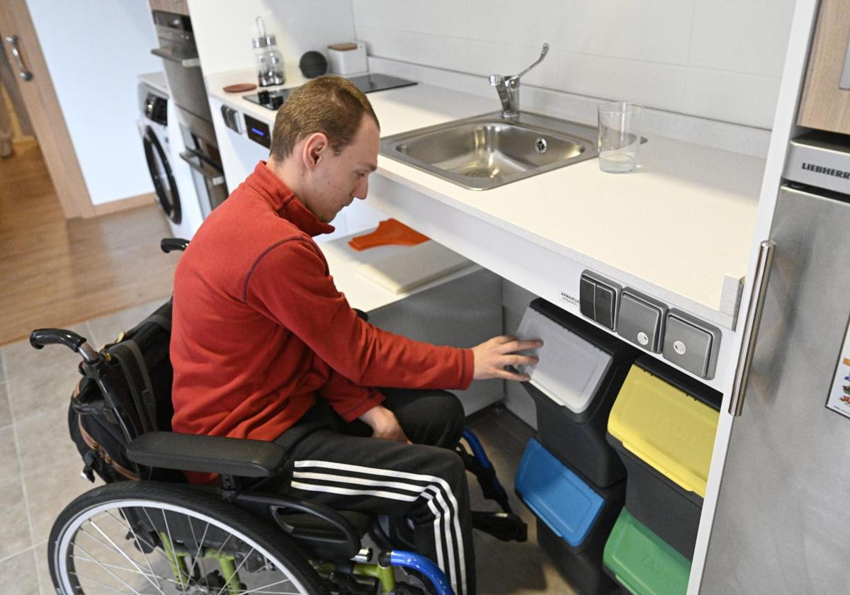 Eugeni, en la cocina de la vivienda adaptada en la que ha vivido los últimos cuatro meses