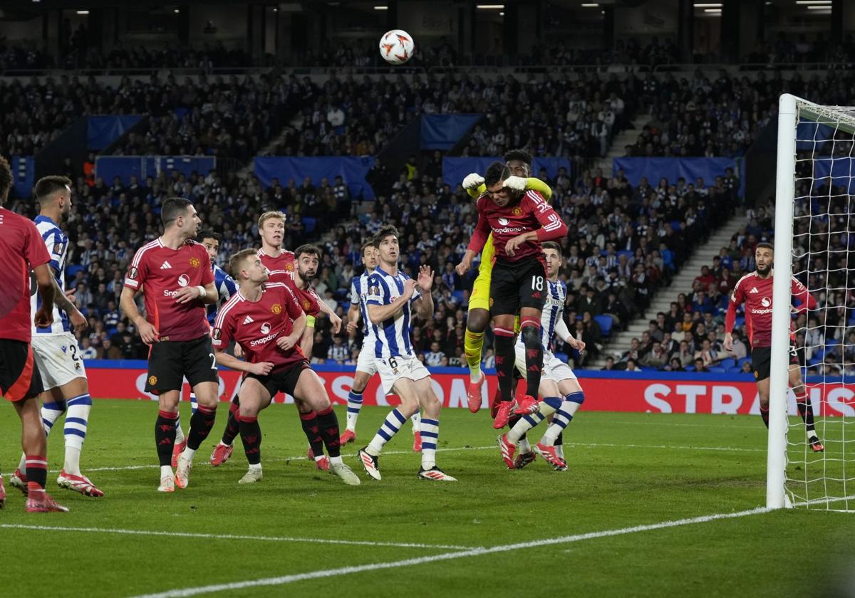 Remiro despeja un balón en el Real Sociedad - Manchester United.