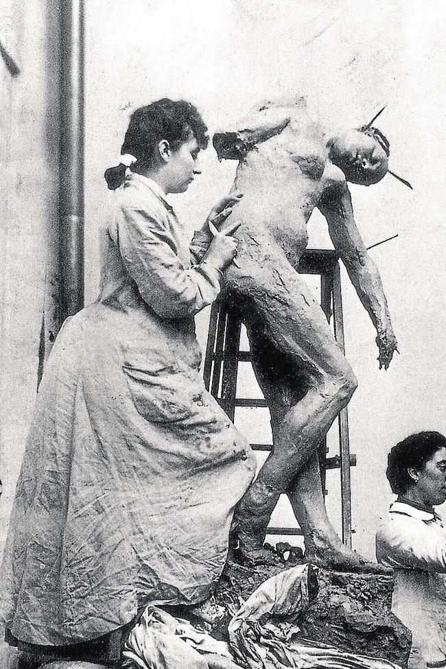 Camille Claudel trabajando en una escultura.