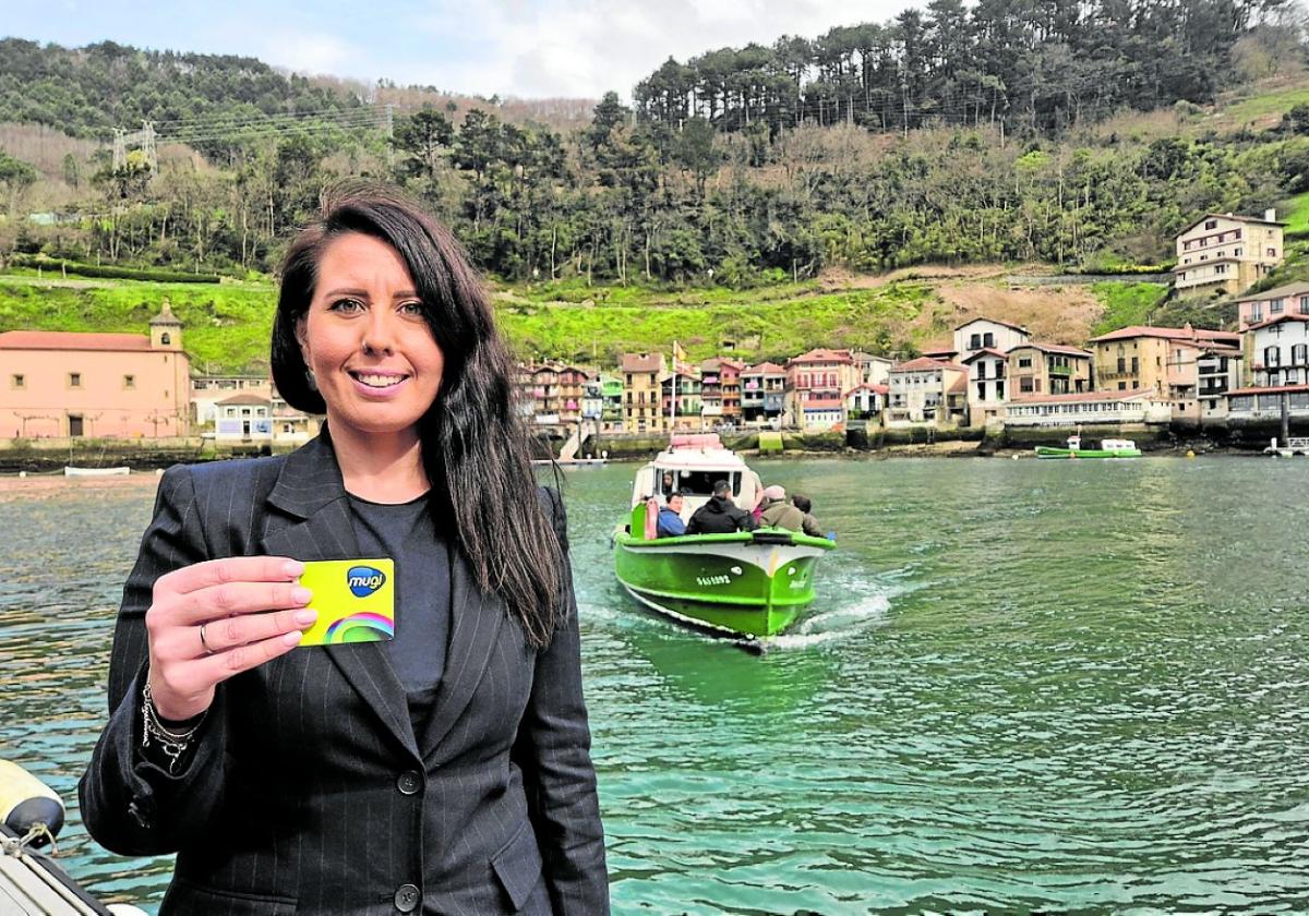 Azahara Domínguez, diputada de Movilidad, en el pantalán de Pasai San Pedro.