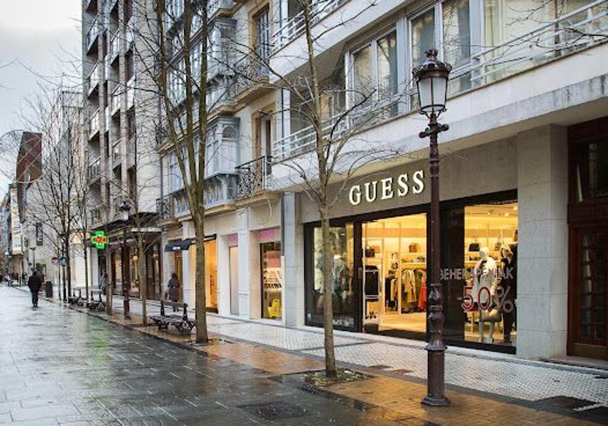 Una conocida marca de ropa cierra su tienda en el centro de San Sebastián
