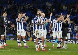 Los jugadores de la Real agradecen el apoyo del público tras el empate ante el United