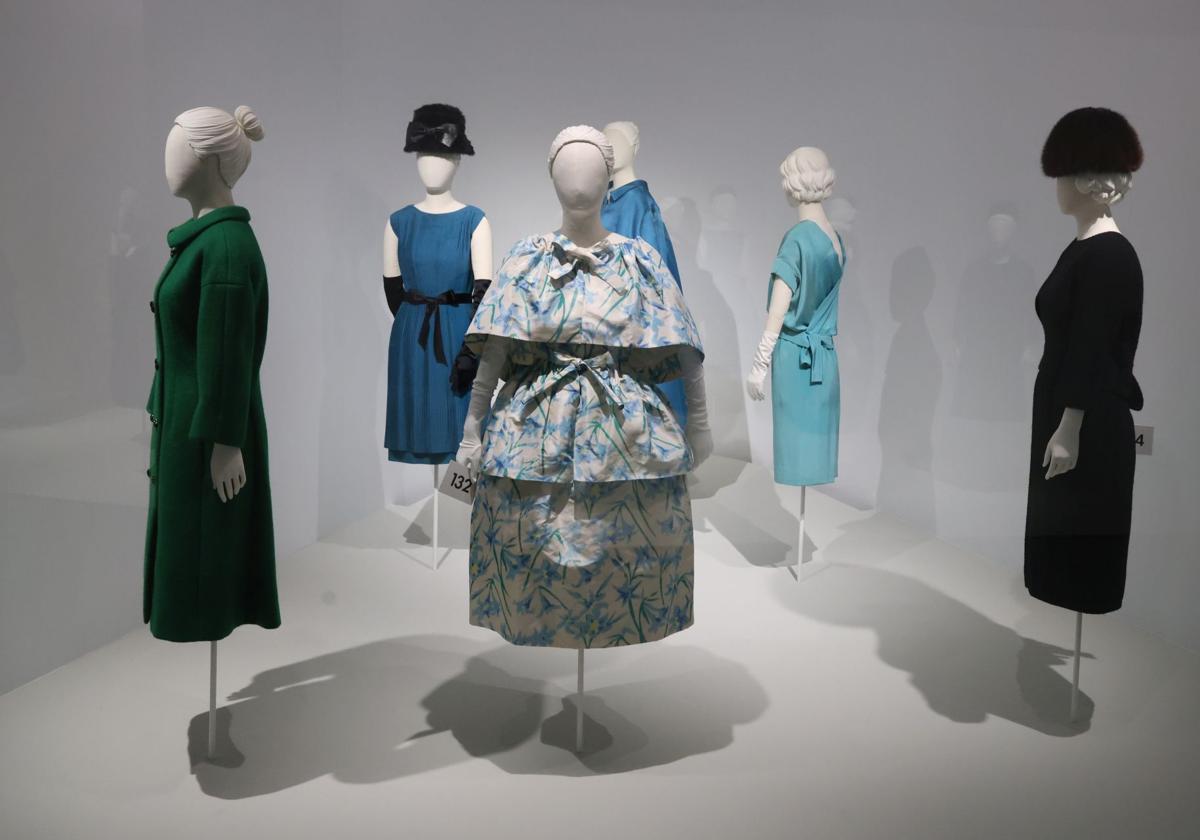 Nuevas piezas en la muestra 'Cristóbal Balenciaga. Técnica, Materia y Forma' presentada este viernes.