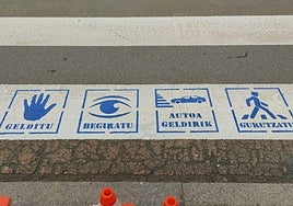 Amurrio renueva la señalización vial con color azul.