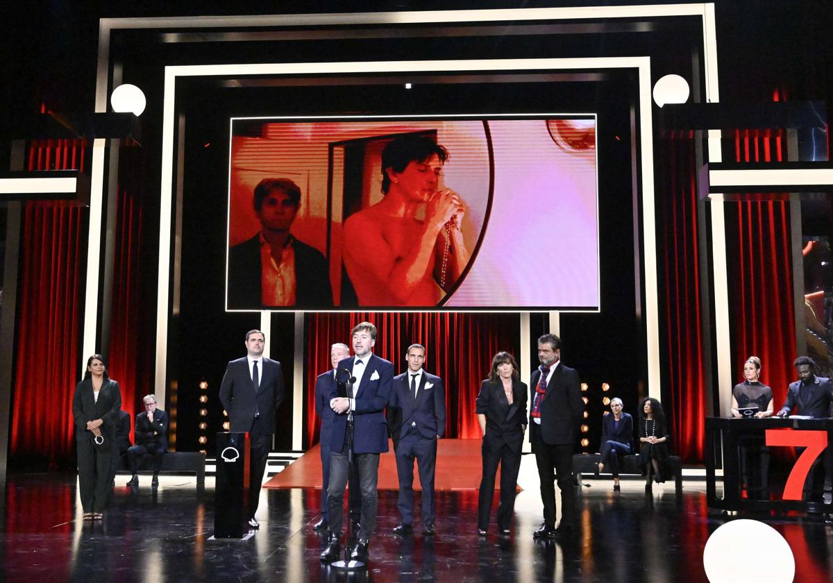 Albert Serra recoge su Concha de Oro en el Kursaal, en septiembre, con una imagen de Roca Rey en pantalla
