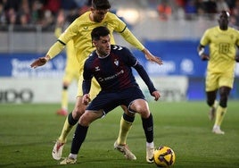 Xeber Alkain protege el balón.