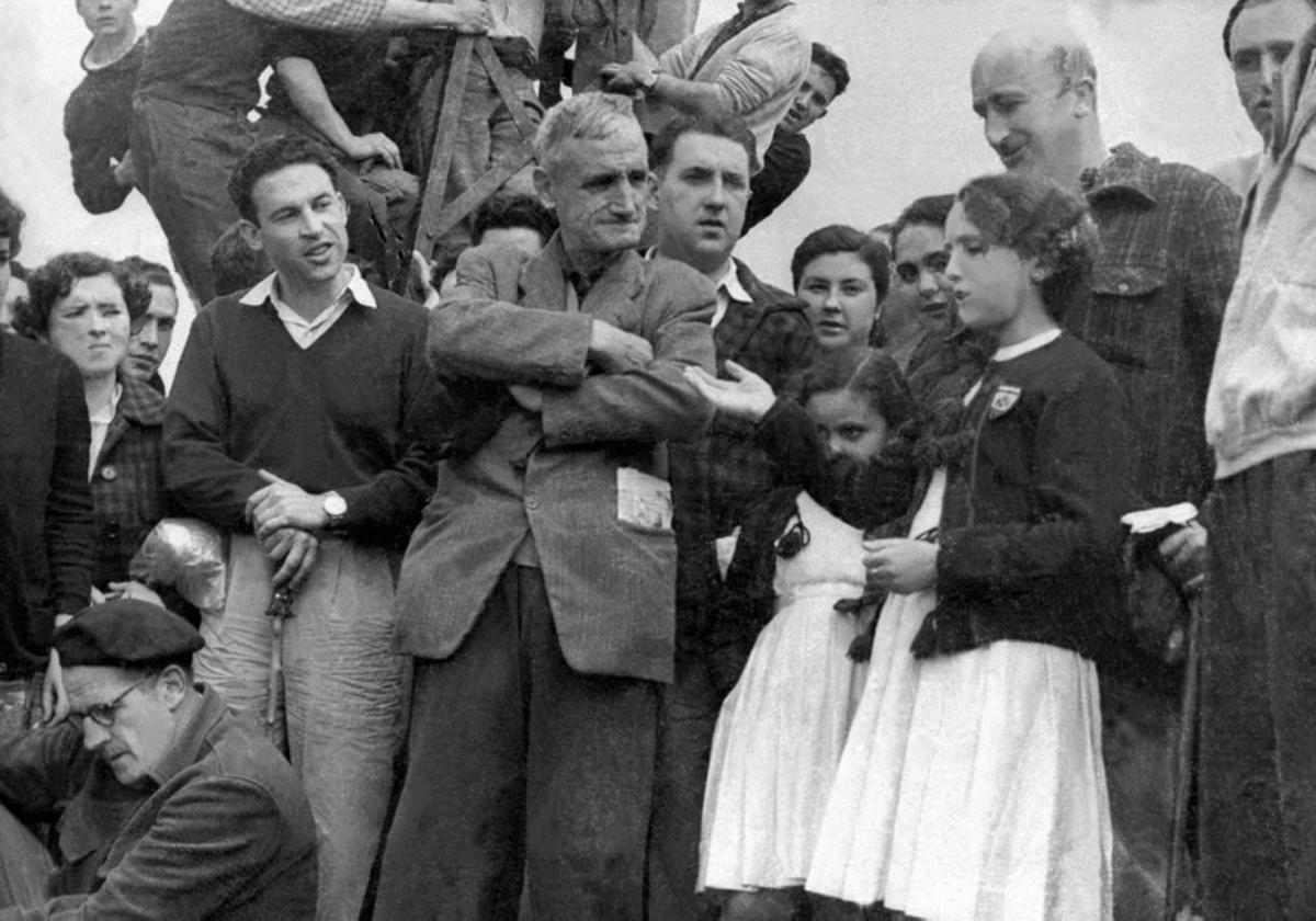 El lunes se abre una exposición con fotos de Soraluze que sacó el eibarrés Indalecio Ojanguren