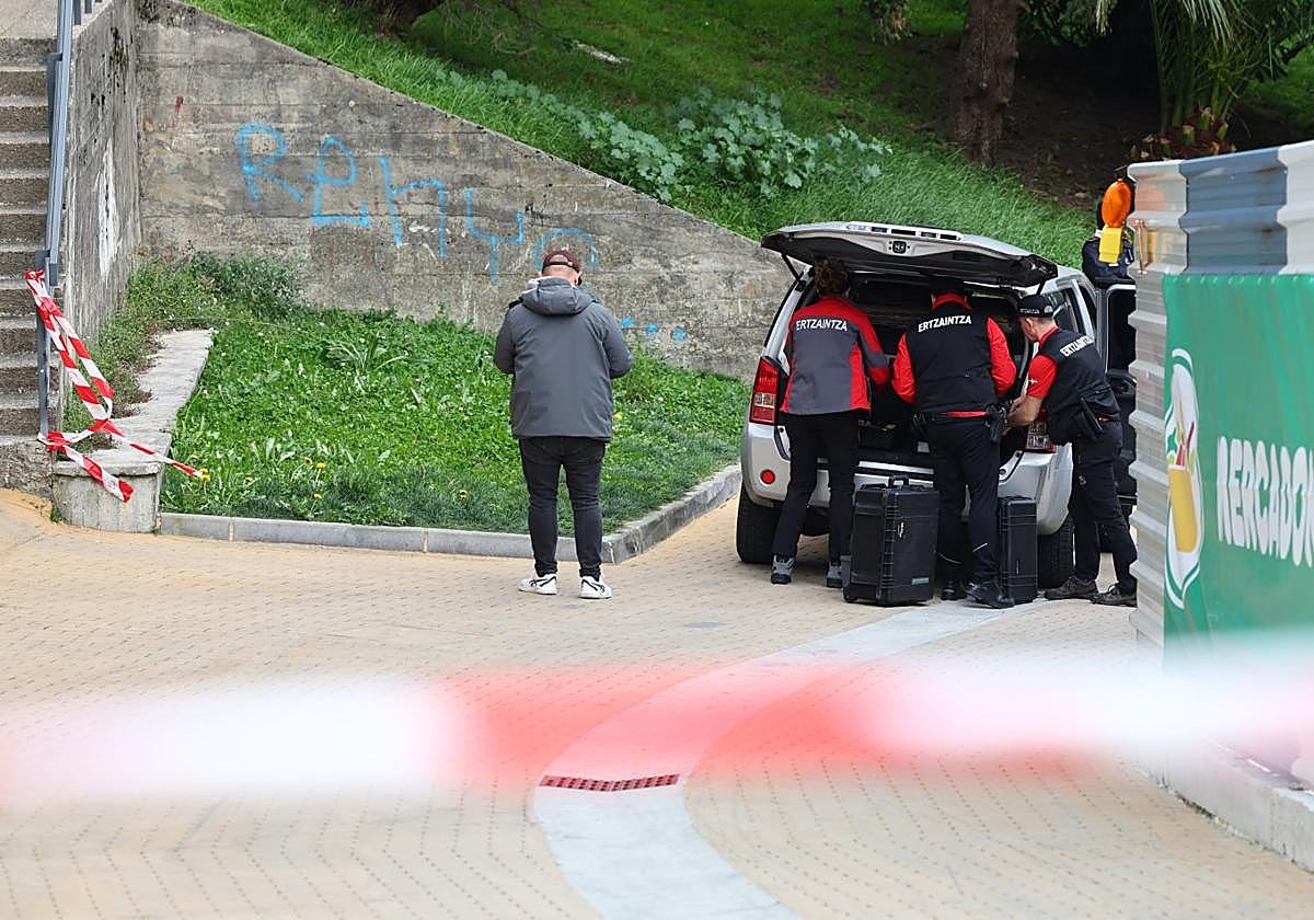 Agentes de la Ertzaintza recaban pruebas en el lugar donde apareció el hombre, que falleció horas después en el Hospital Donostia.