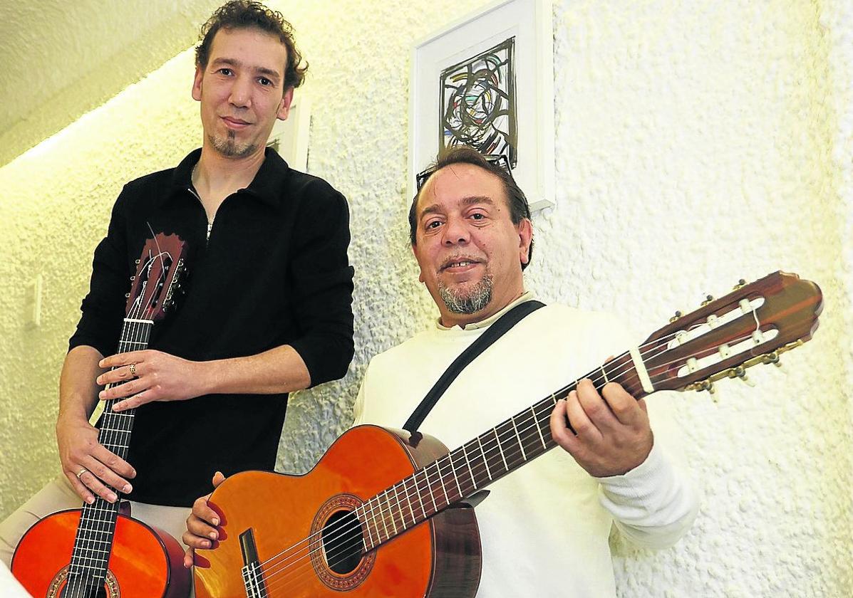 Javi y Pablo Jiménez, Los Ronin, guitarristas de alta alcurnia, antes de empezar su tardeo rumbero de los miércoles en el JSB.