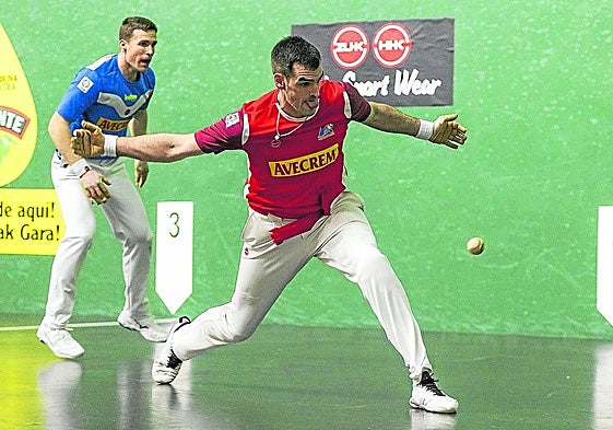 Joseba Ezkurdia, listo para realizar una jugada ante Iñaki Artola, ayer en el Labrit.