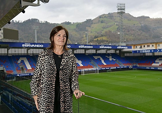 Amaia Gorostiza posa en el palco de Ipurua frente a la grada oeste, la última que se ha remodelado utilizando parte de los fondos CVC.
