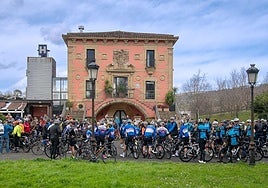 Concentración ciclista en Usurbil por el atropello mortal de Iñaki Pakea y en protesta por la inseguridad vial del colectivo.