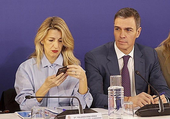 Yolanda Díaz, que abandonó X, consulta su móvil junto al presidente Pedro Sánchez, que se mantiene en la red social.