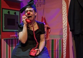Lorena Arangoa en plena actuación con la característica nariz roja de los clown.