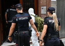 Agentes de la Ertzaintza en una intervención el pasado año.