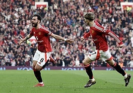 Bruno Fernandes celebra el 1-0 junto con Alejandro Garnacho.