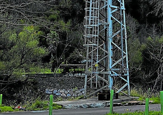 La escalera de la torre eléctrica de Usurbil llega prácticamente hasta el suelo.